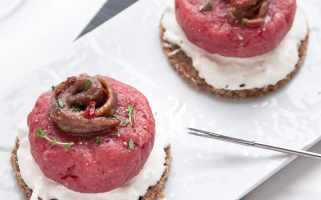 Tartare con stracciatella di latte e acciughe