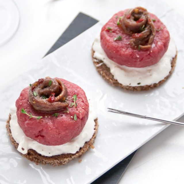 tartare con stracciatella di latte e acciughe | Caterline