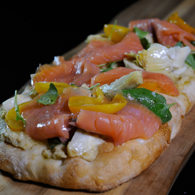 Scrocchiarella con salmone, carciofi e mozzarella