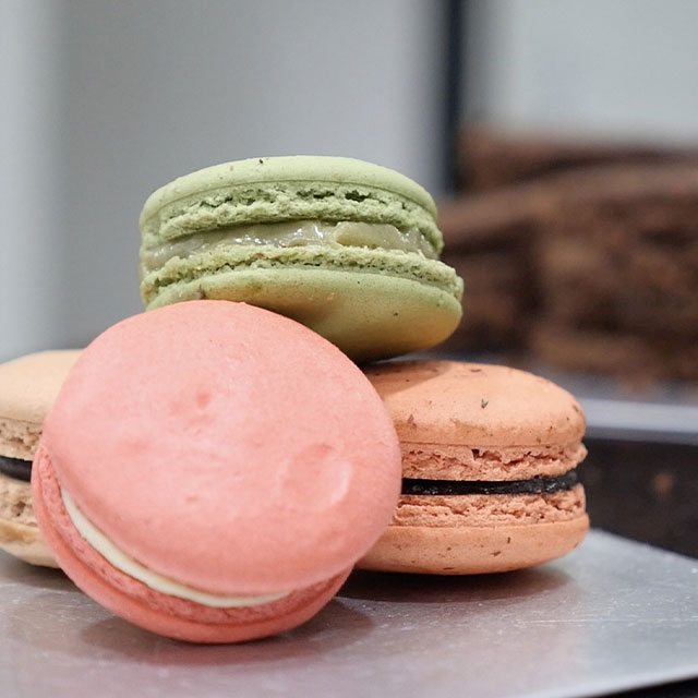 A scuola di pasticceria con Caterline ed Eurovo: Macarons con la meringa francese