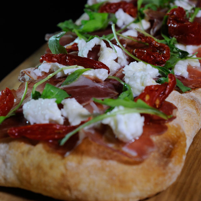 Scrocchiarella con pomodorini secchi, bufala e capocollo