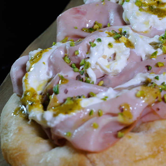 Scrocchiarella con mortadella, stracciatella e granella di pistacchio