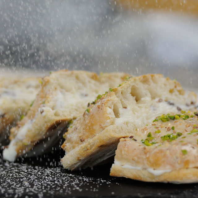 Scrocchiarella con glassa di cioccolato bianco, scaglie di cioccolato e granella di pistacchio