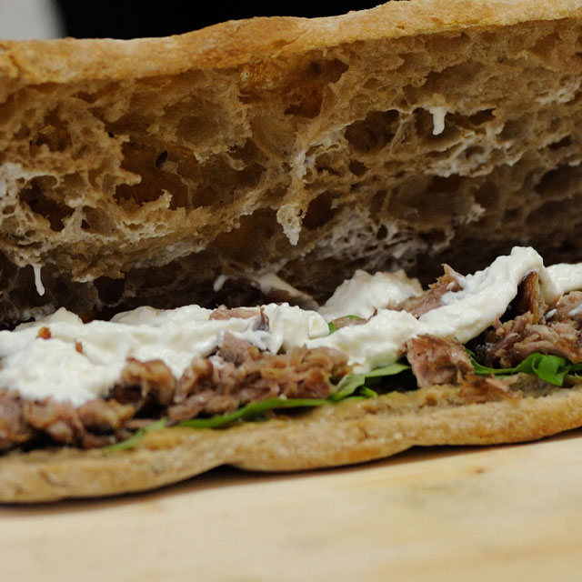 Scrocchiarella con Pulled Pork, stracciatella, crema di funghi porcini e rucola