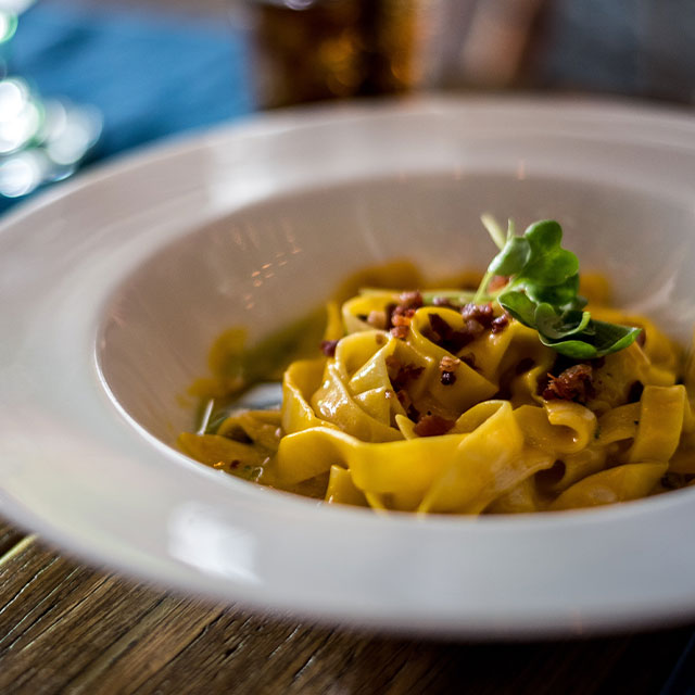 fettuccine alluovo crema di zucca funghi champignon e noci ricetta | Caterline